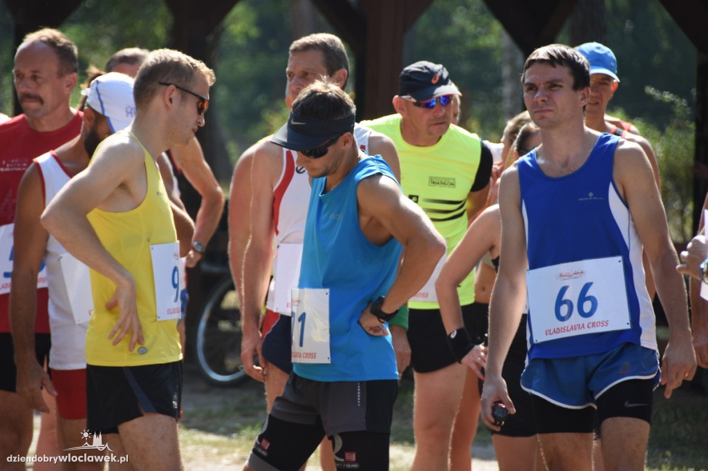 Vladislavia Cross przy jeziorze