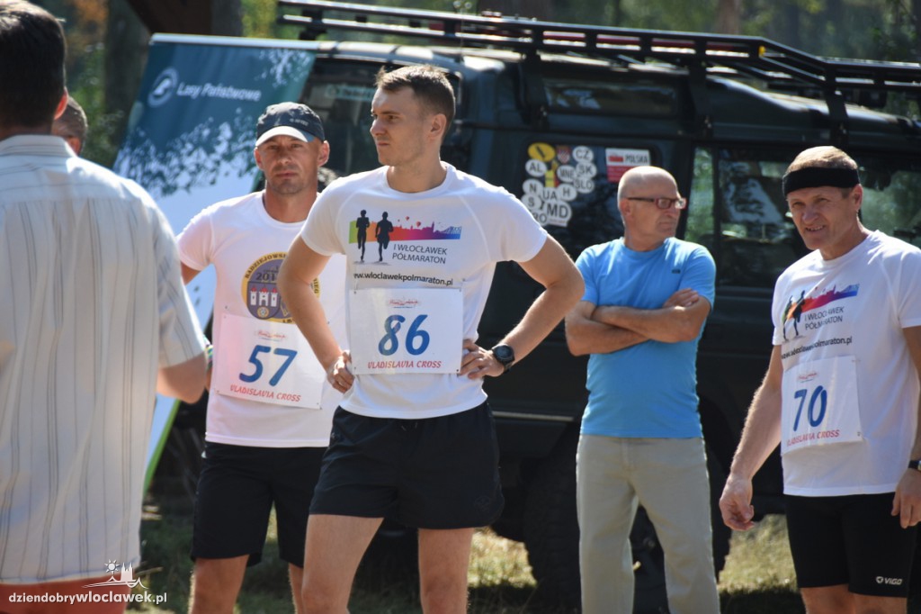 Vladislavia Cross przy jeziorze