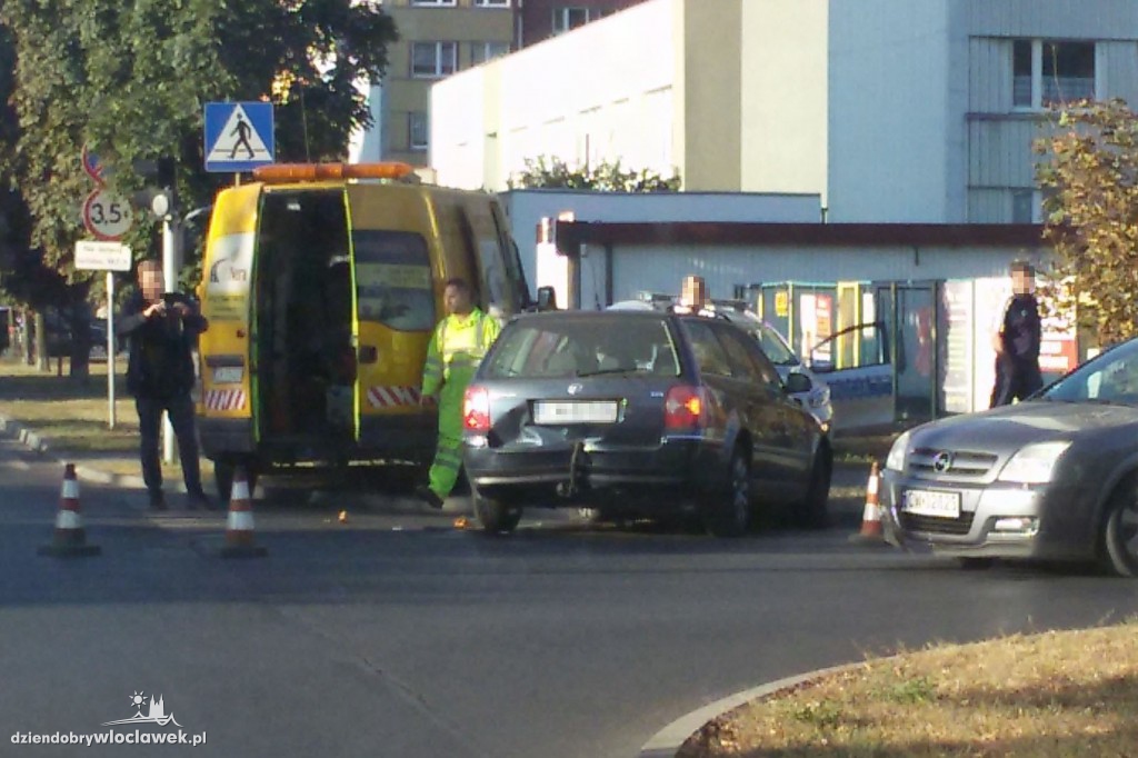 Kolizja dwóch aut na skrzyżowaniu