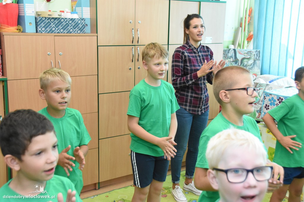 Wolontariusze w szkole w Fabiankach
