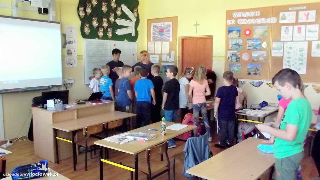 Wolontariusze w szkole w Fabiankach