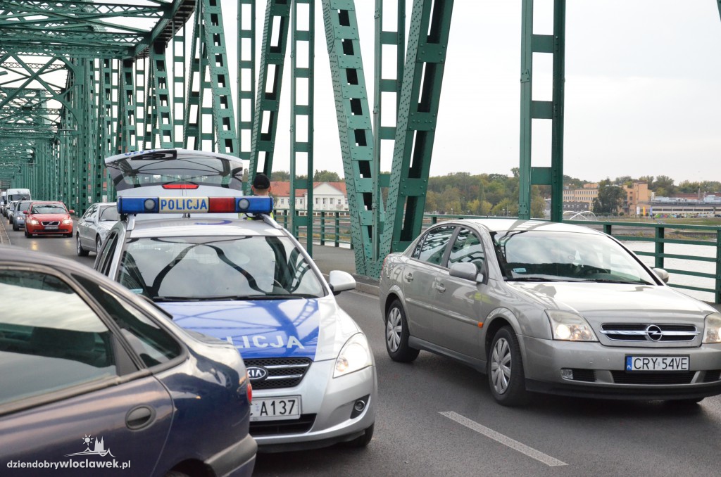 Kolizja 3 aut na moście stalowym