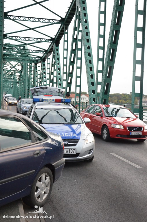Kolizja 3 aut na moście stalowym