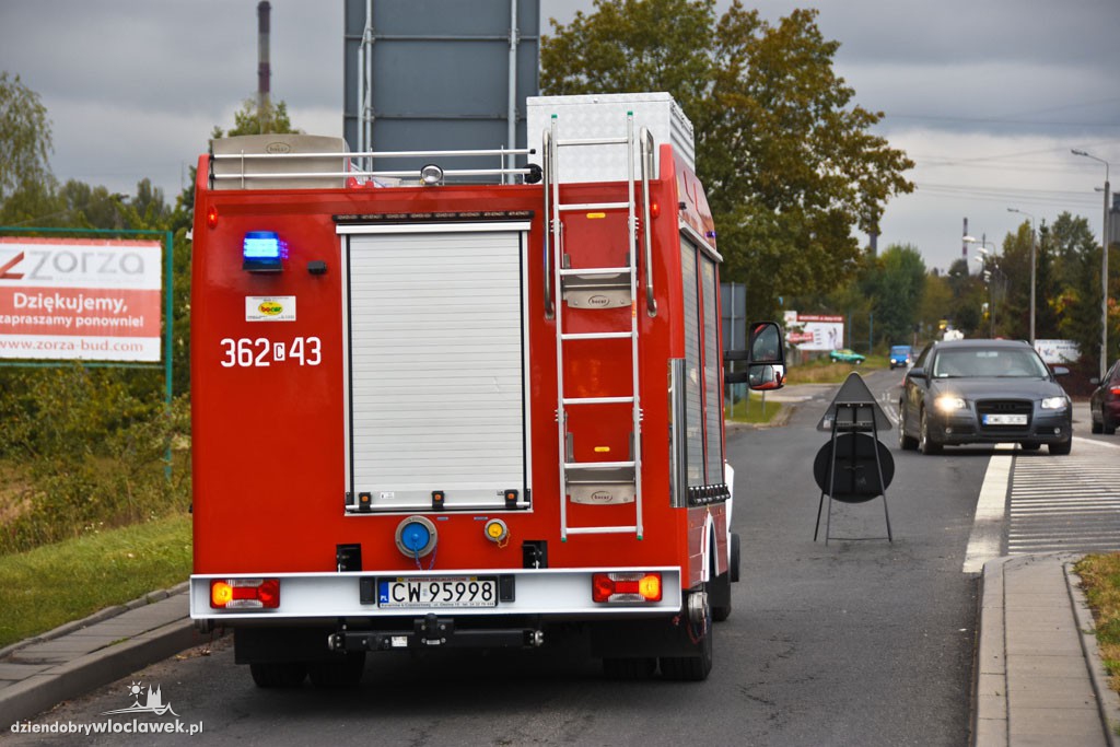 Ciężarówka wywróciła się na rondzie