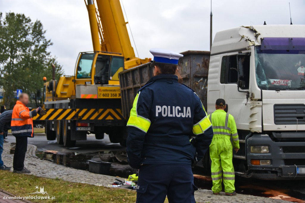 Ciężarówka wywróciła się na rondzie