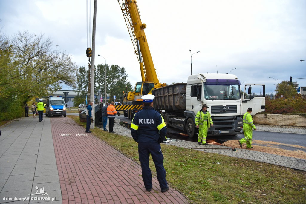 Ciężarówka wywróciła się na rondzie