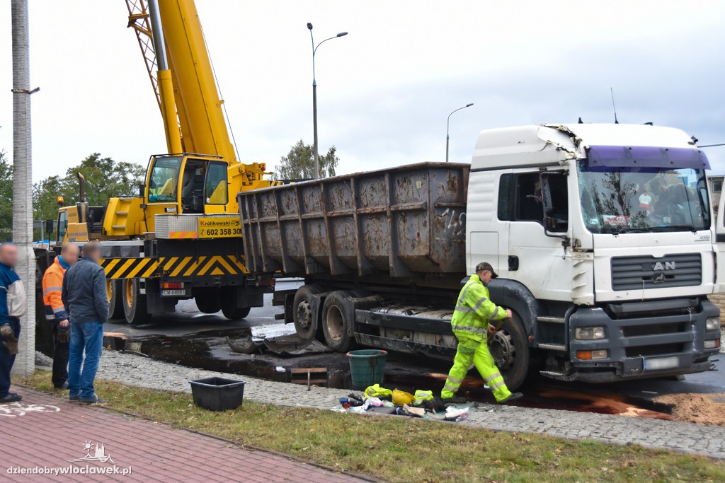 Ciężarówka wywróciła się na rondzie