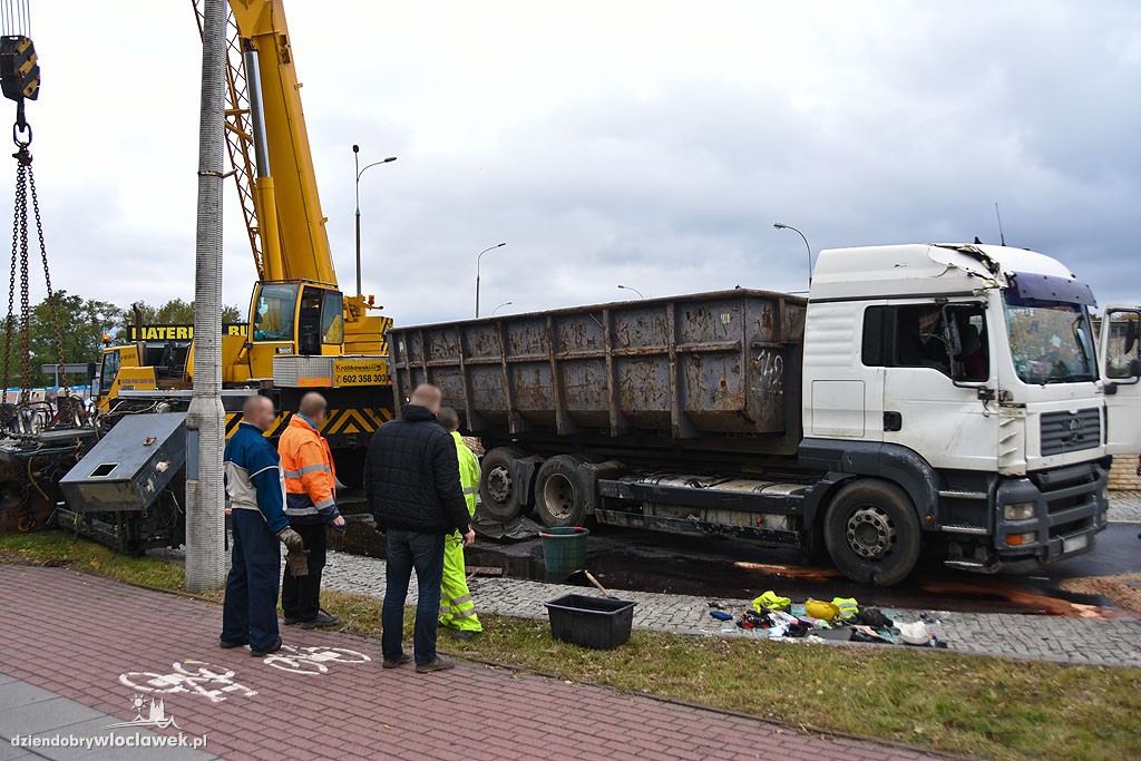 Ciężarówka wywróciła się na rondzie