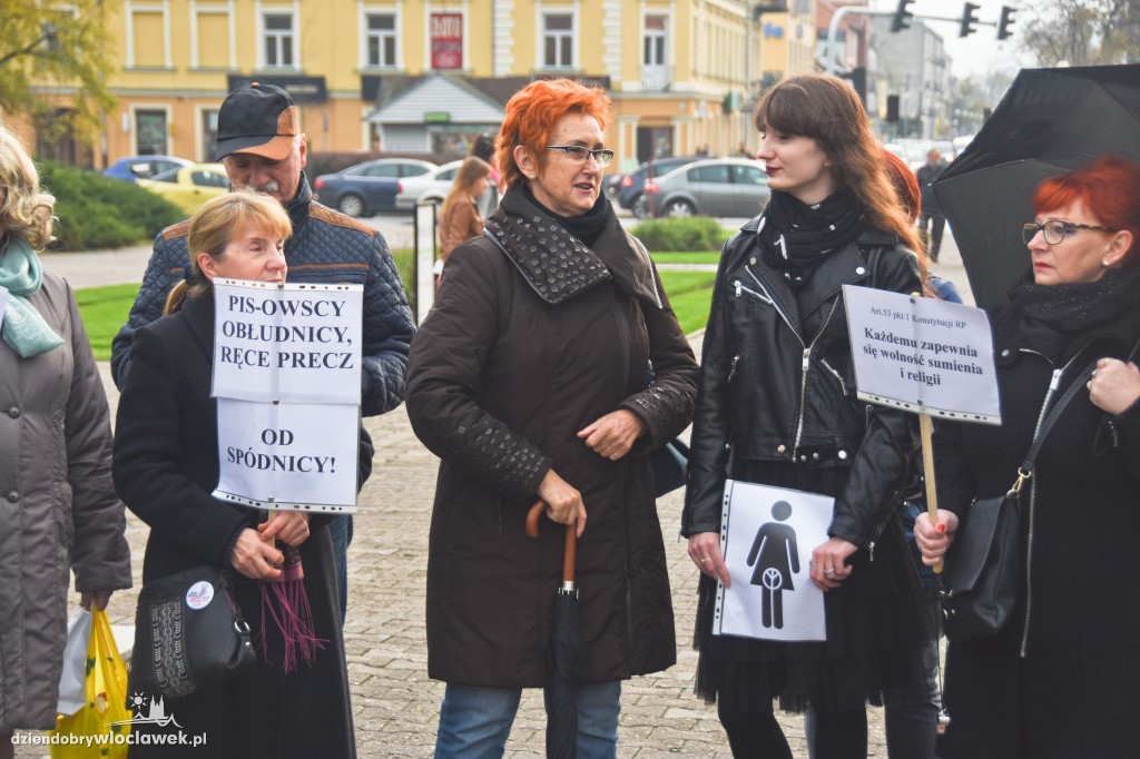 Strajk Kobiet na placu Wolności we Włocławku