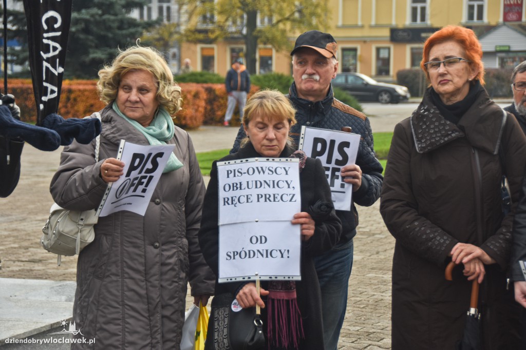Strajk Kobiet na placu Wolności we Włocławku