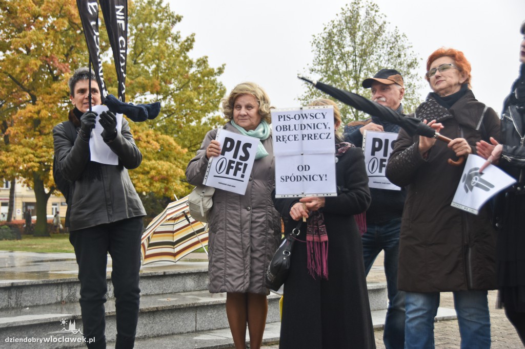 Strajk Kobiet na placu Wolności we Włocławku