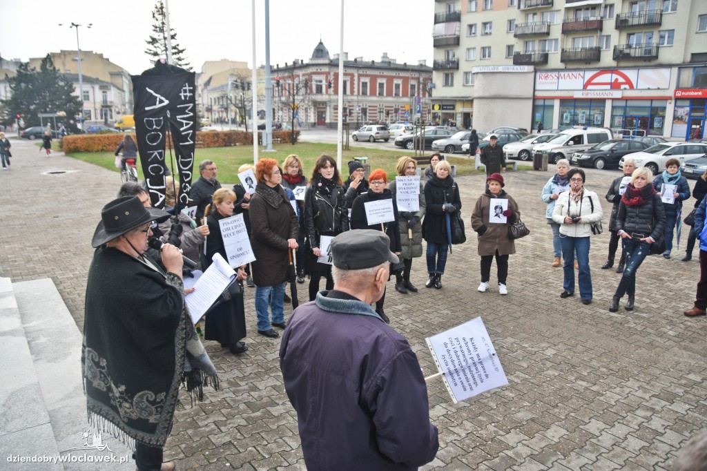 Strajk Kobiet na placu Wolności we Włocławku
