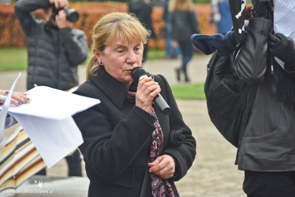 Strajk Kobiet na placu Wolności we Włocławku