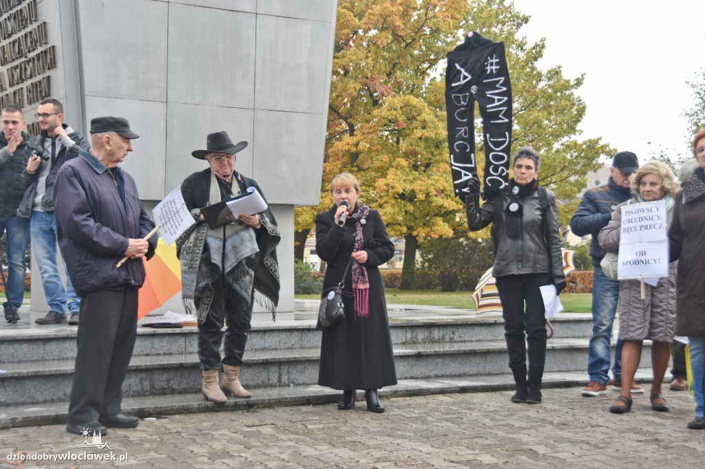 Strajk Kobiet na placu Wolności we Włocławku