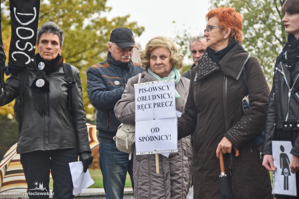 Strajk Kobiet na placu Wolności we Włocławku