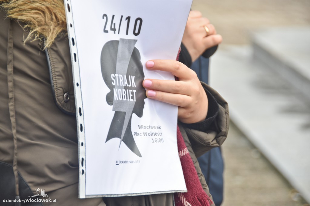Strajk Kobiet na placu Wolności we Włocławku