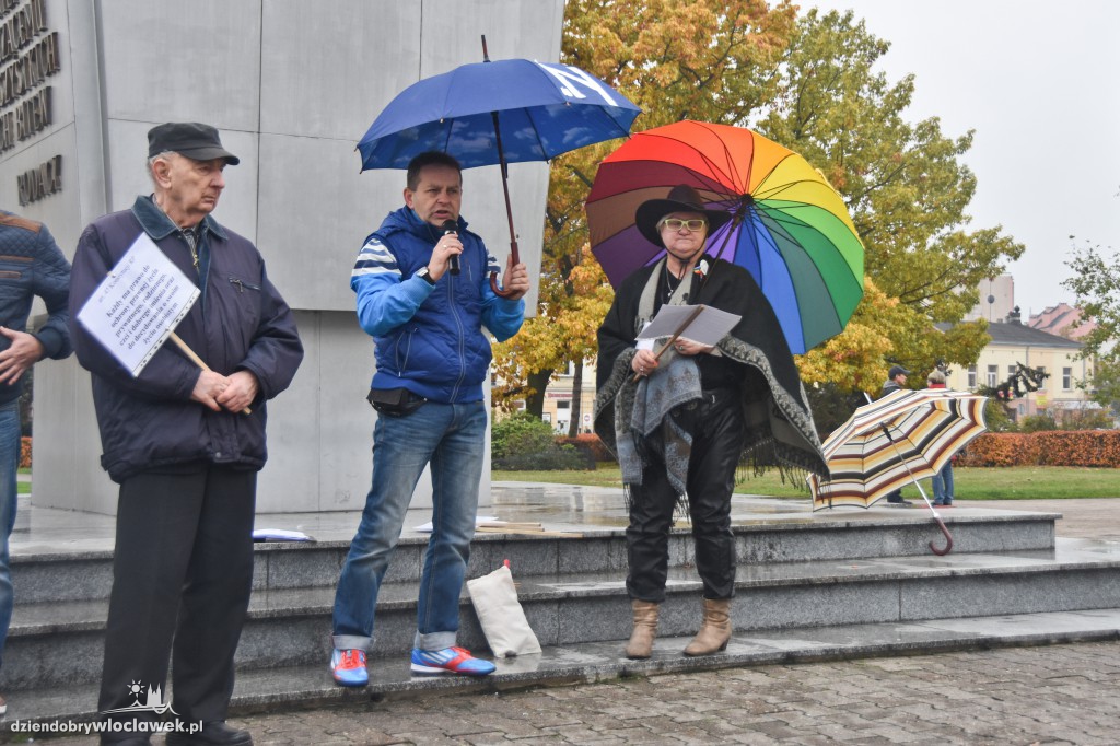 Strajk Kobiet na placu Wolności we Włocławku