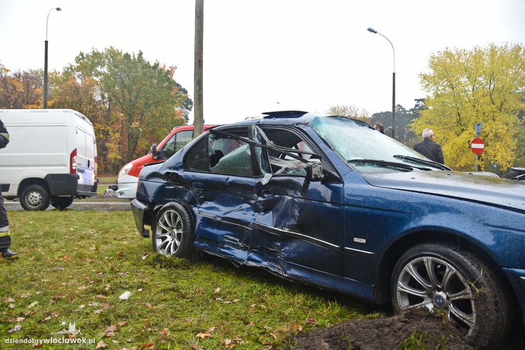 Groźna kolizja bmw i auta ciężarowego