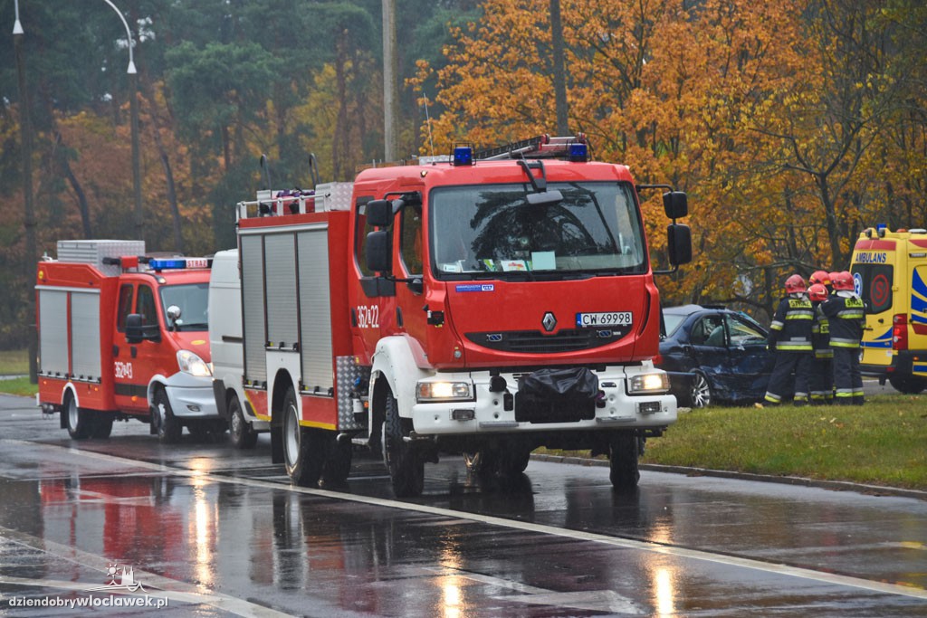Groźna kolizja bmw i auta ciężarowego