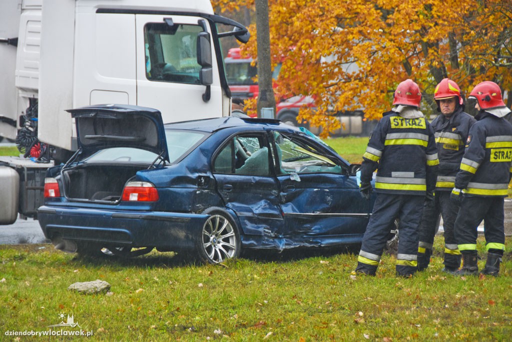 Groźna kolizja bmw i auta ciężarowego