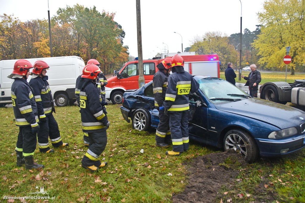 Groźna kolizja bmw i auta ciężarowego