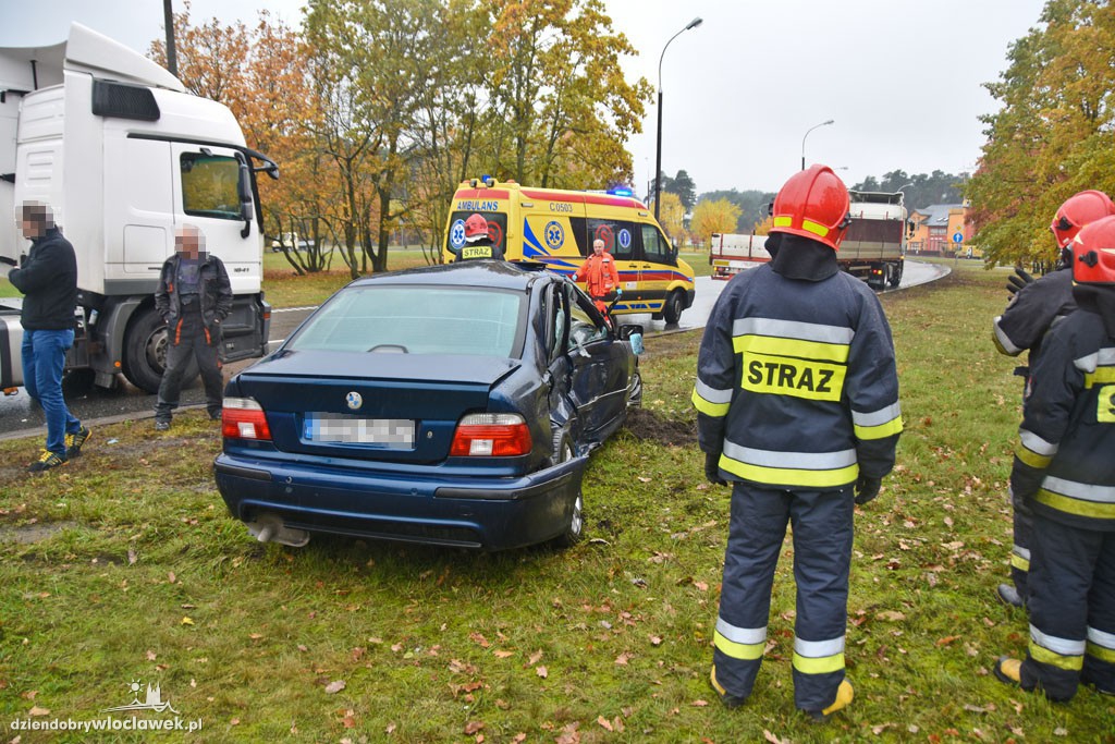 Groźna kolizja bmw i auta ciężarowego