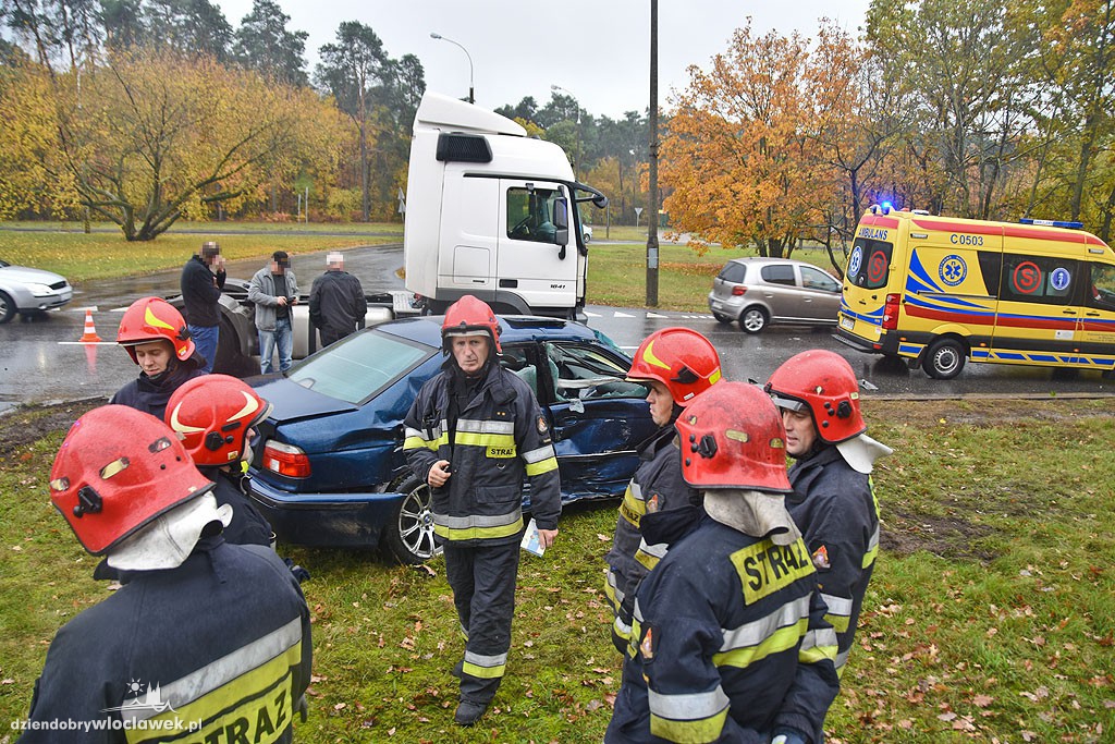 Groźna kolizja bmw i auta ciężarowego
