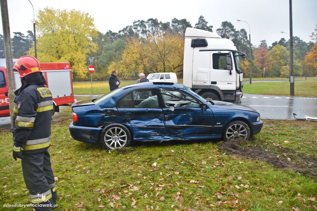 Groźna kolizja bmw i auta ciężarowego