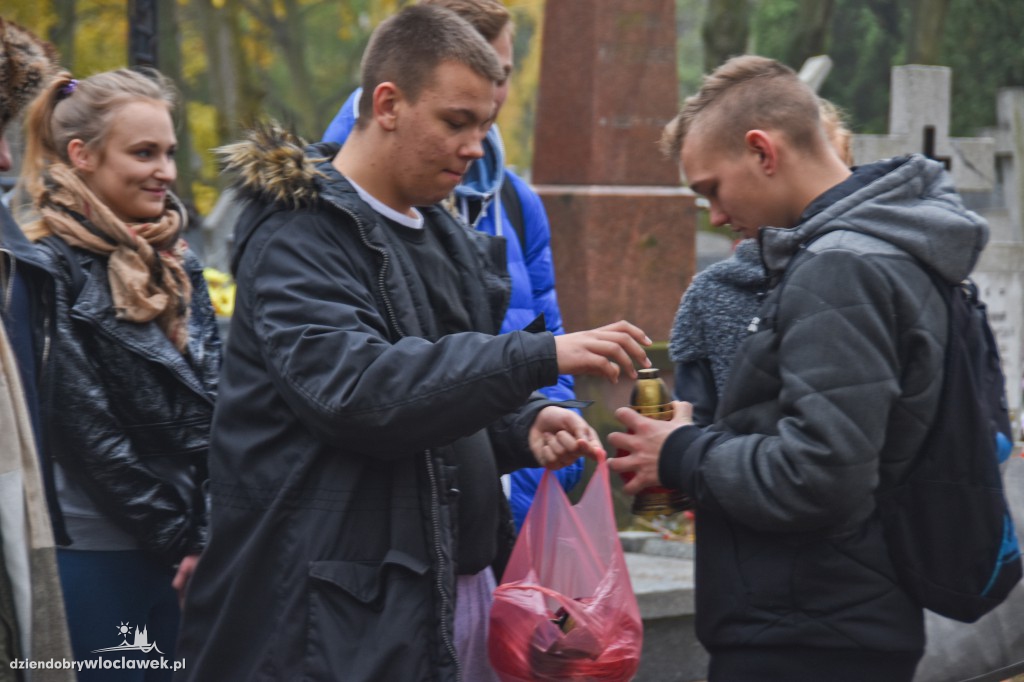 Młodzież pamięta o zasłużonych