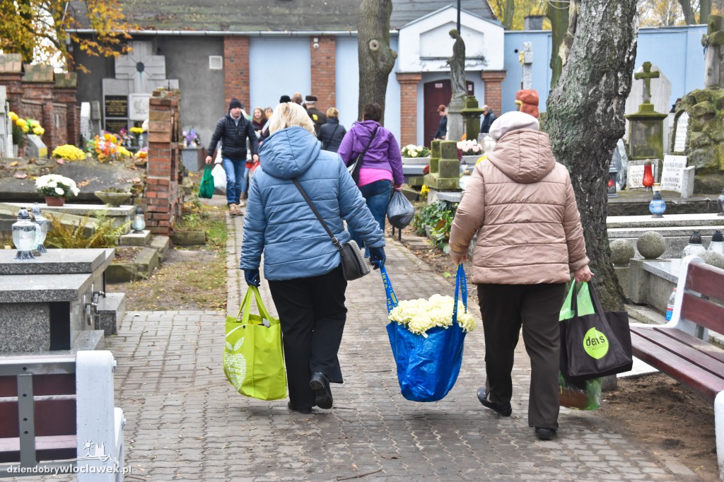 Włocławianie porządkują groby