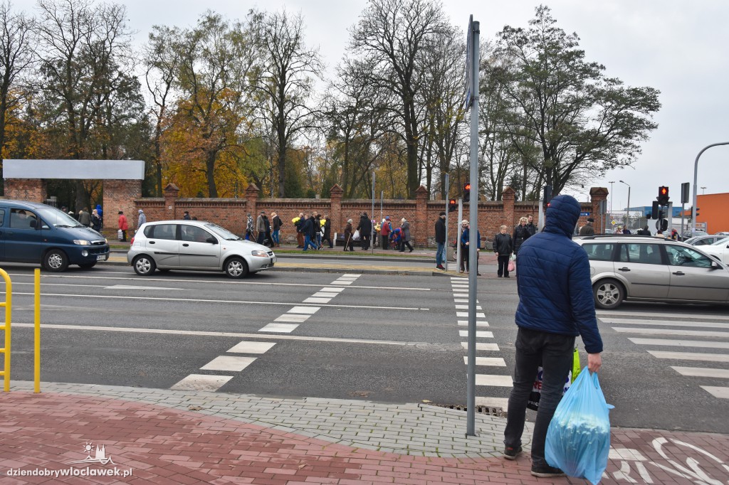 Włocławianie porządkują groby