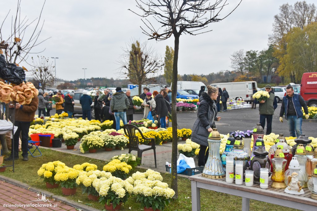 Włocławianie porządkują groby