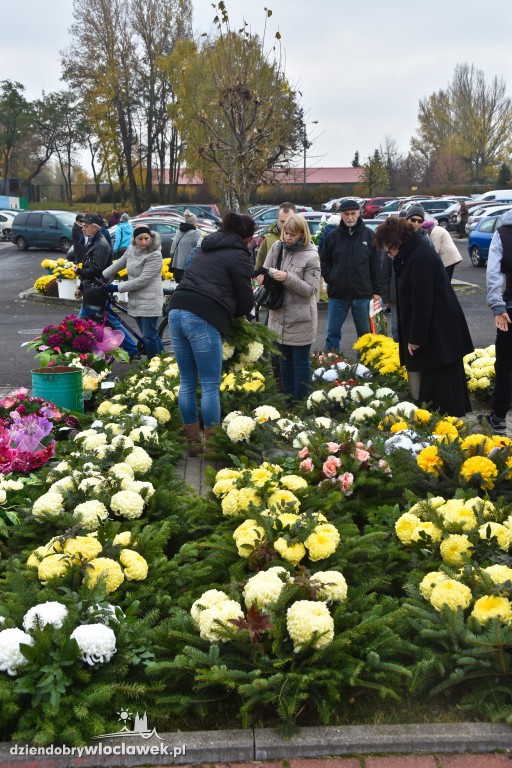 Włocławianie porządkują groby