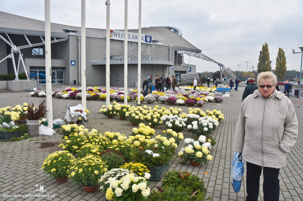 Włocławianie porządkują groby