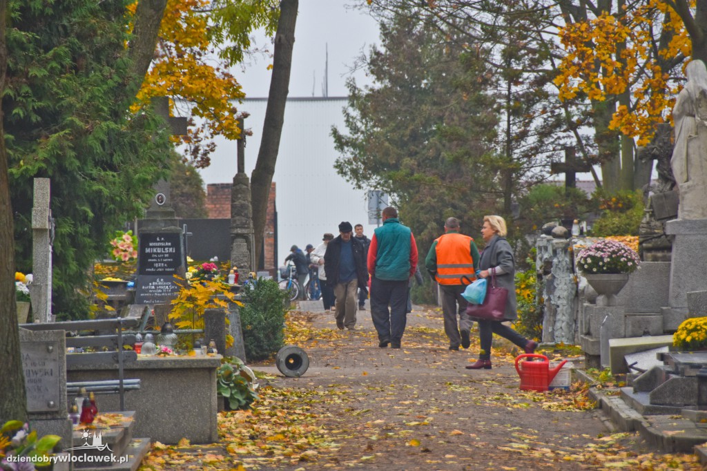 Włocławianie porządkują groby