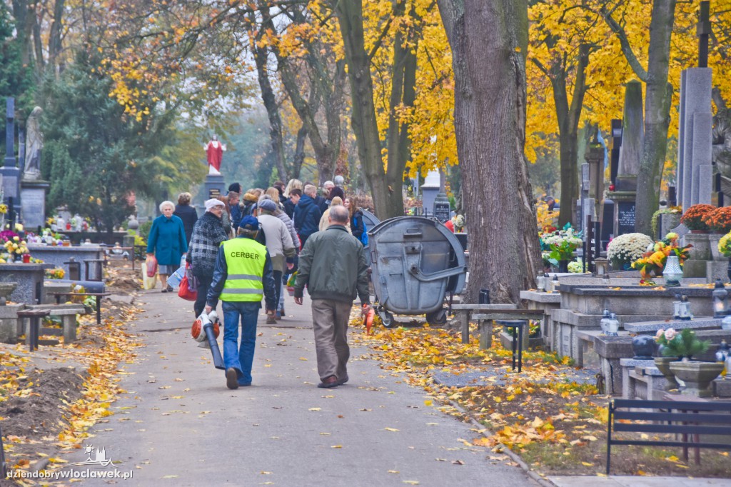 Włocławianie porządkują groby