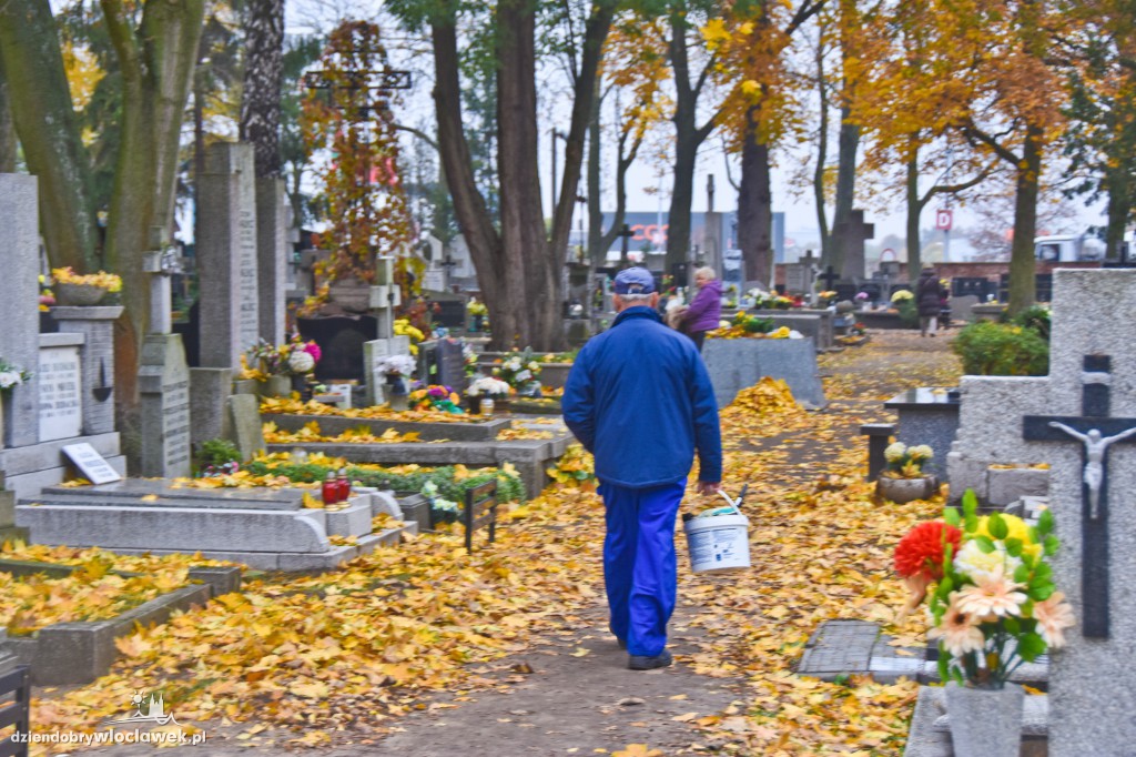 Włocławianie porządkują groby
