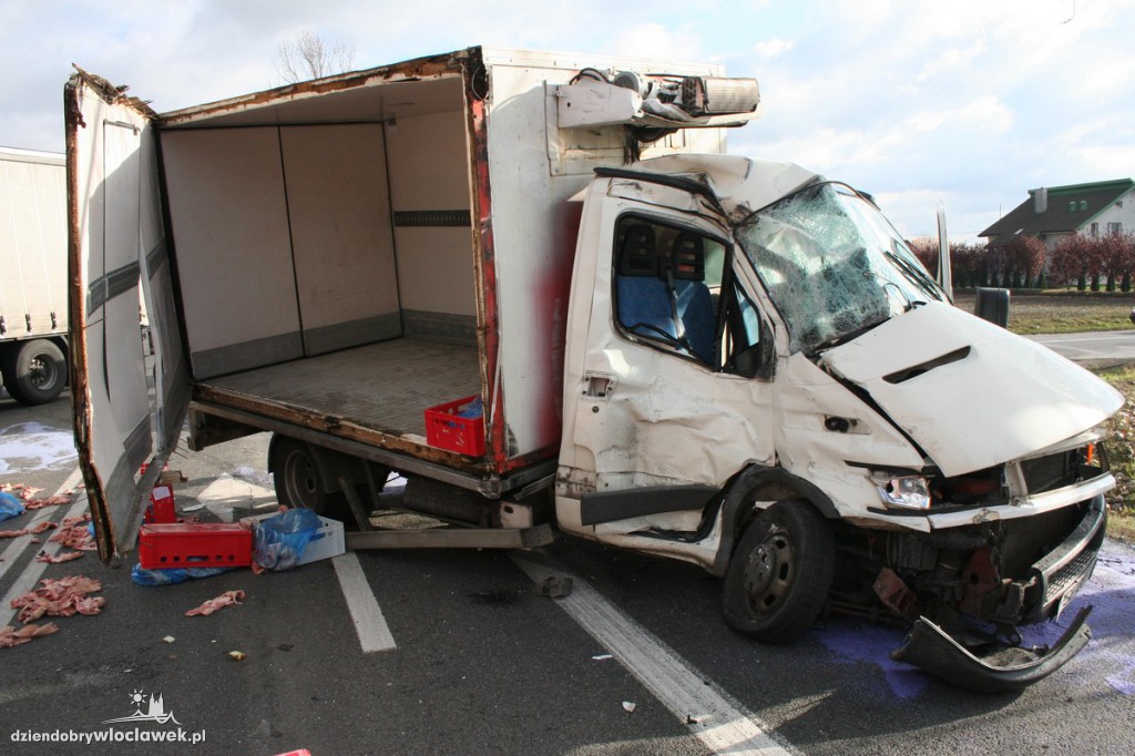 Kolizja iveco i renault na skrzyżowaniu