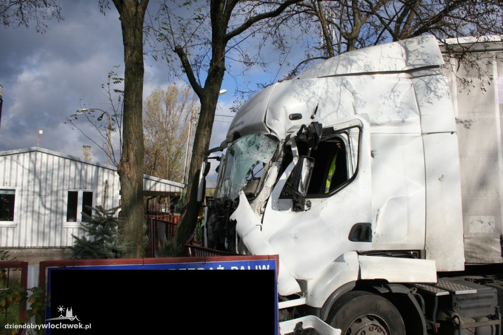 Kolizja iveco i renault na skrzyżowaniu