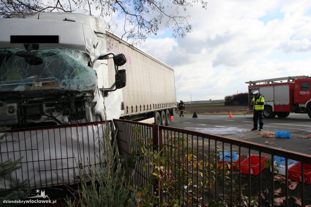 Kolizja iveco i renault na skrzyżowaniu