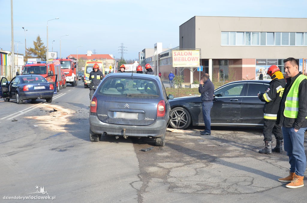 Wypadek z udziałem 3 aut na ul. Zielnej