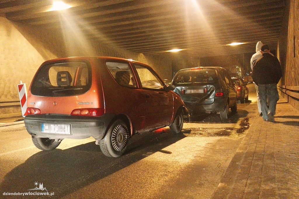 Kolizja 3 aut pod wiaduktem na Kapitulnej