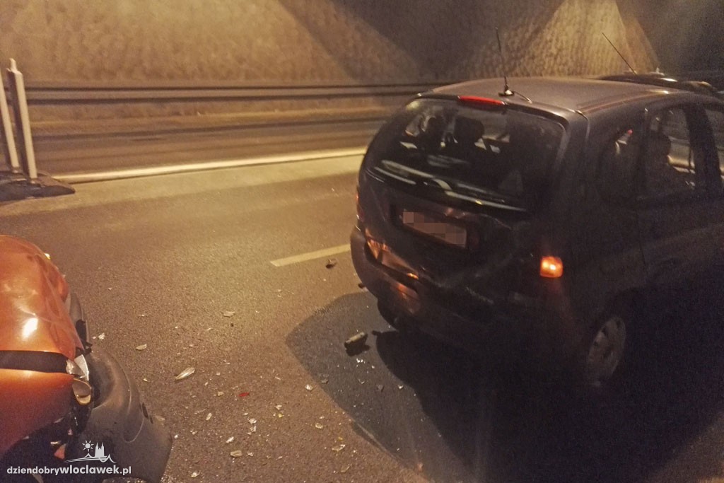 Kolizja 3 aut pod wiaduktem na Kapitulnej