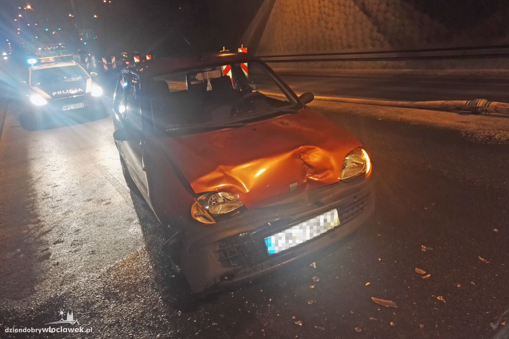 Kolizja 3 aut pod wiaduktem na Kapitulnej