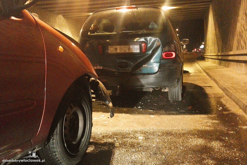 Kolizja 3 aut pod wiaduktem na Kapitulnej