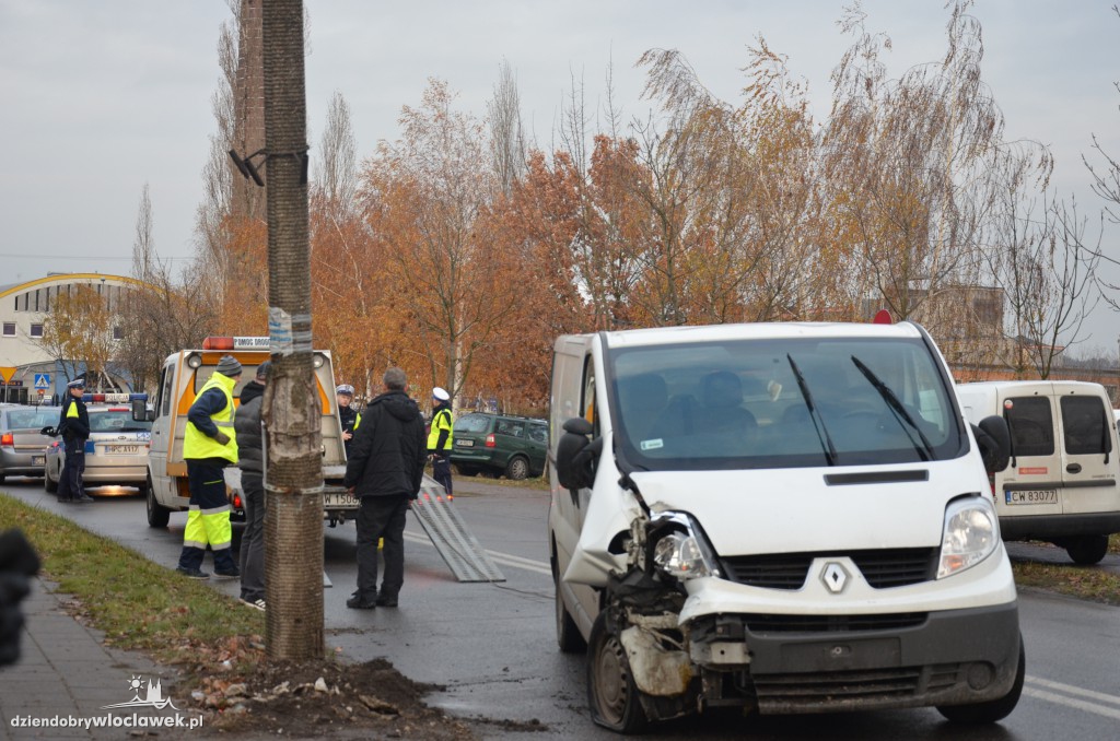 Auto dostawcze wjechało w latarnię