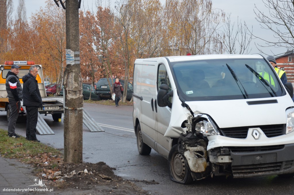 Auto dostawcze wjechało w latarnię