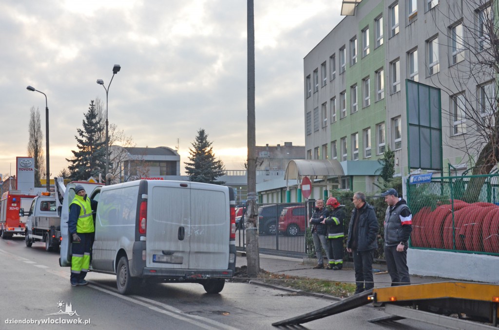 Auto dostawcze wjechało w latarnię