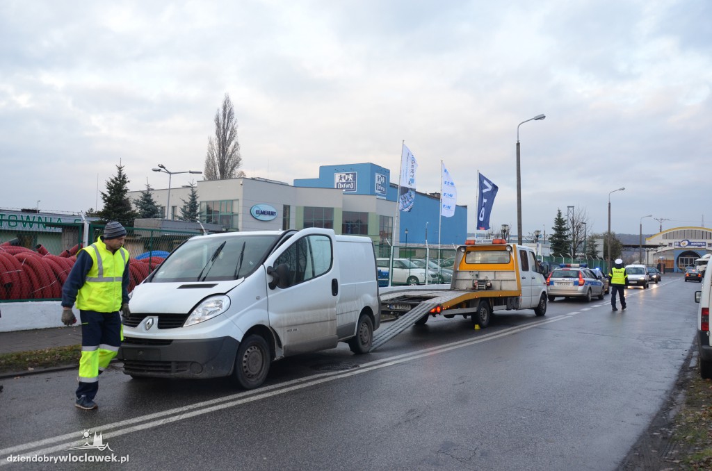 Auto dostawcze wjechało w latarnię