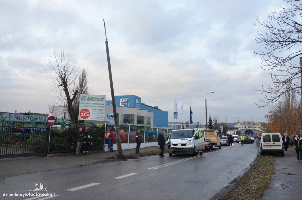Auto dostawcze wjechało w latarnię